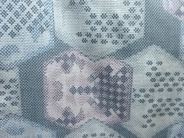 アンティーク　亀甲に抽象模様織り出し本場泥大島紬着物(5マルキ)